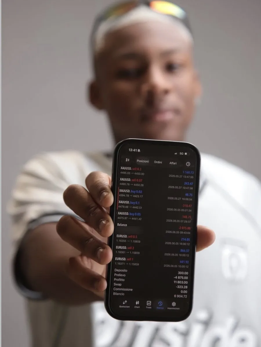 Manuel Joshua, trader di Roma, mostra lo storico del suo conto reale sul telefono